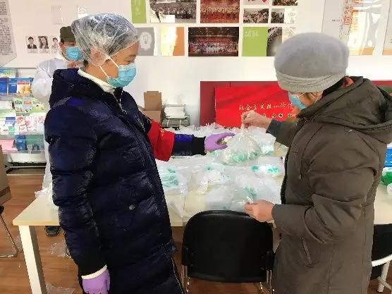 為樓棟分發口罩，并為包裝袋消毒