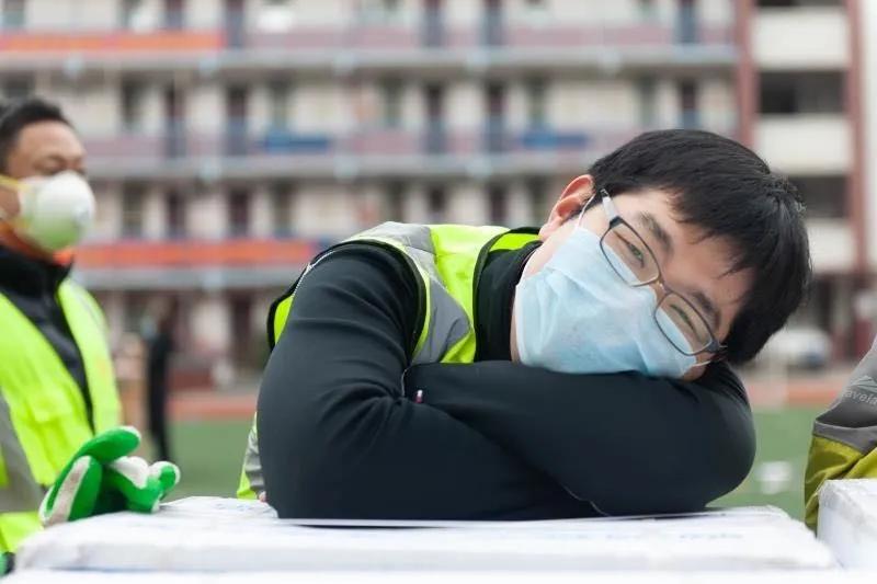 志愿者賈威:“累了,趴下歇會(huì)兒”